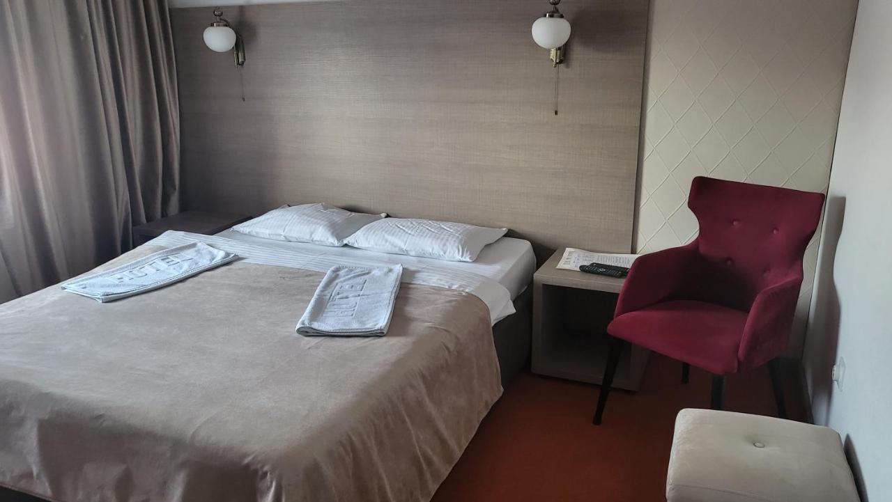 Hotel S Беране Экстерьер фото