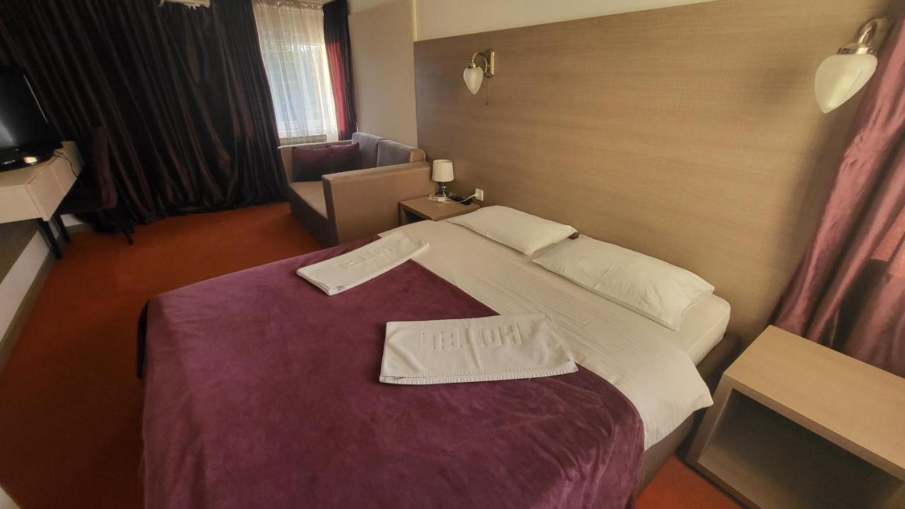 Hotel S Беране Экстерьер фото