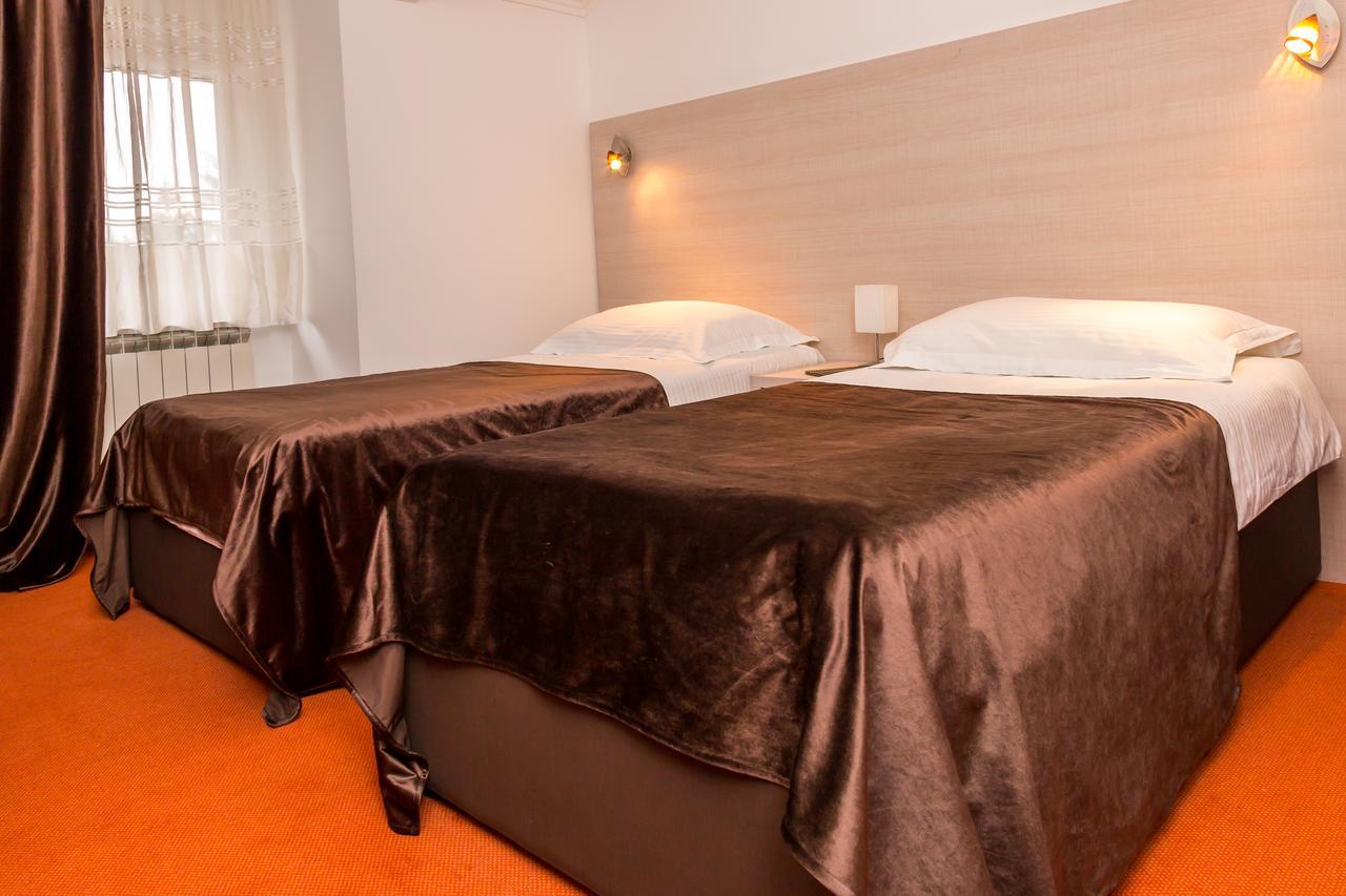Hotel S Беране Экстерьер фото