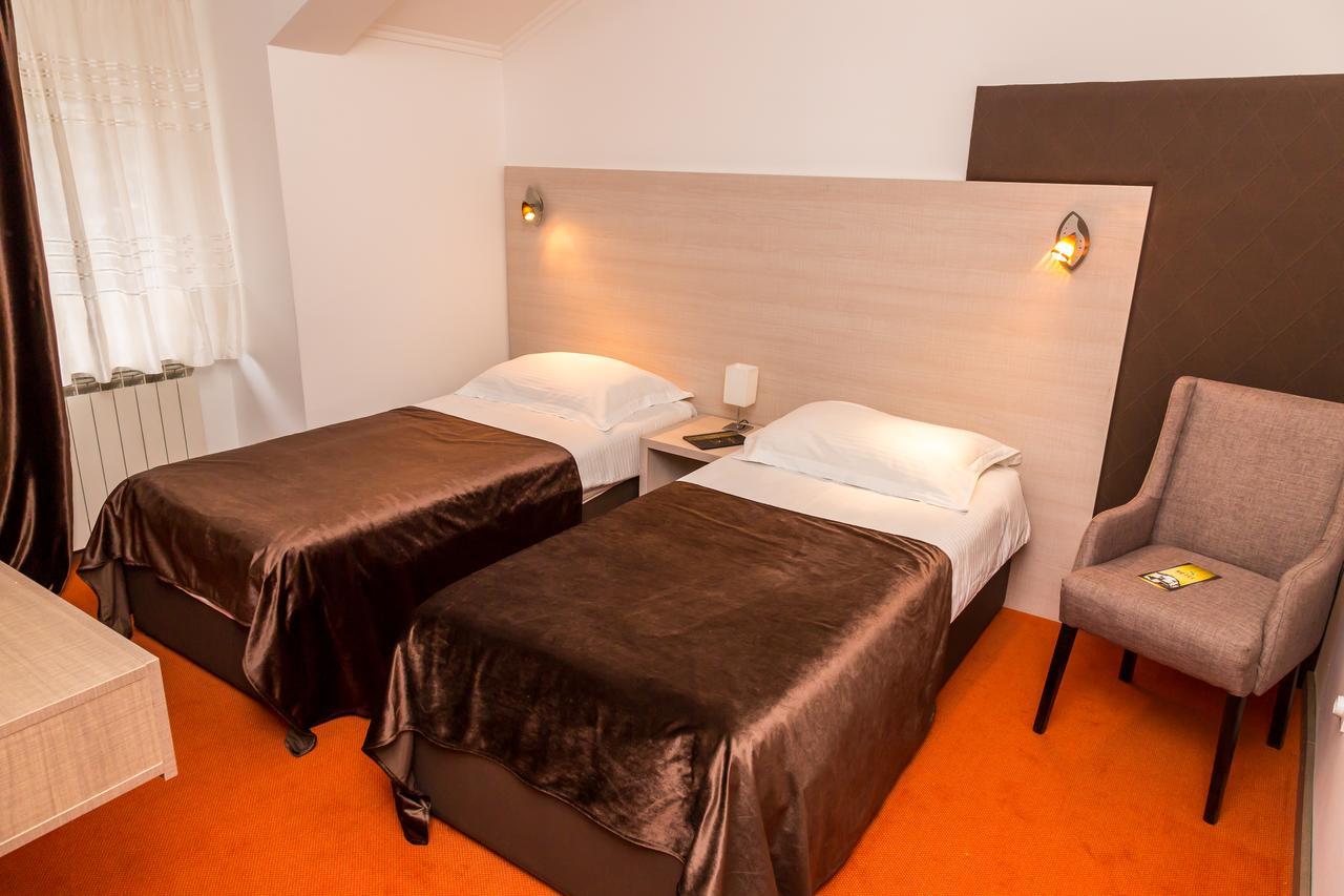 Hotel S Беране Экстерьер фото