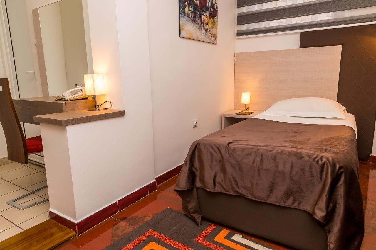 Hotel S Беране Экстерьер фото