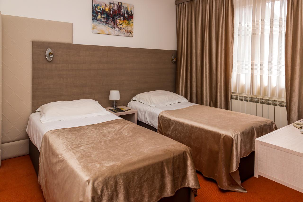 Hotel S Беране Экстерьер фото