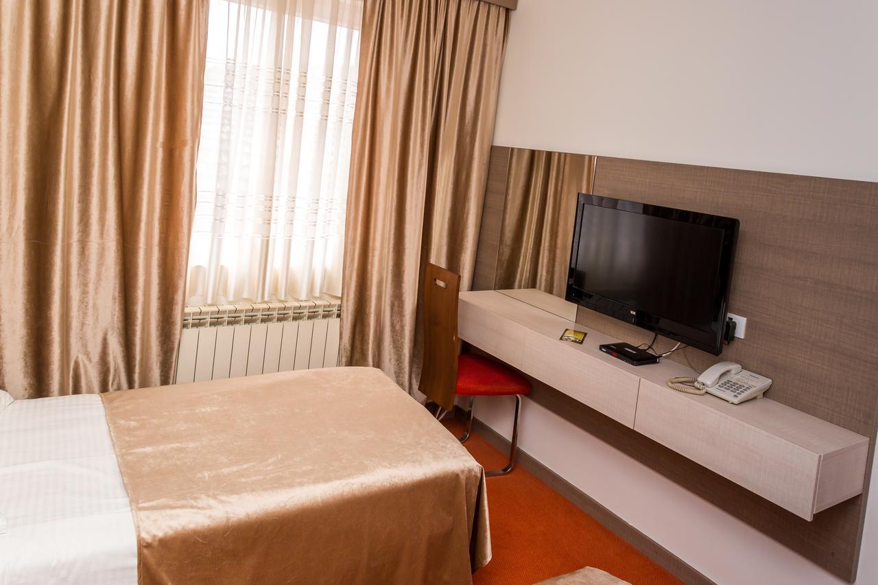 Hotel S Беране Экстерьер фото