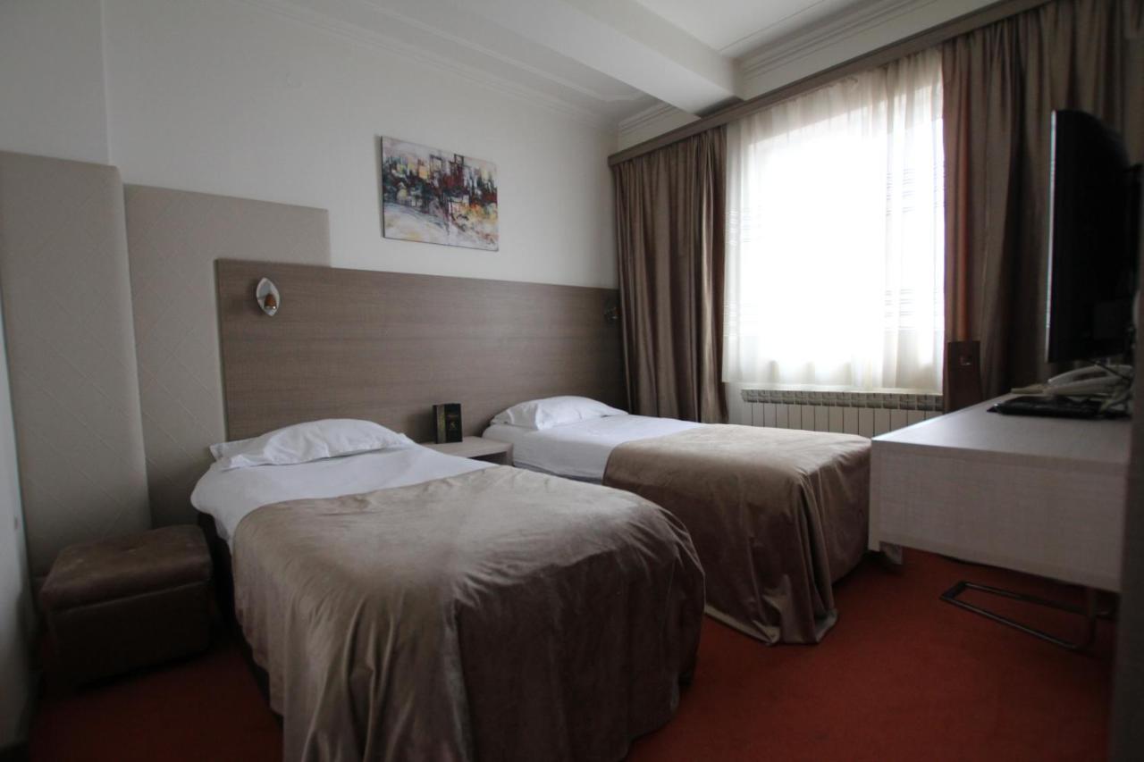 Hotel S Беране Экстерьер фото