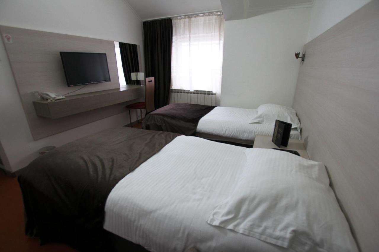 Hotel S Беране Экстерьер фото