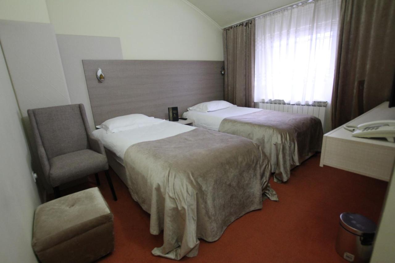 Hotel S Беране Экстерьер фото